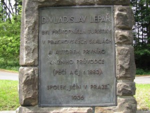 leparuv-pamatnik.jpg